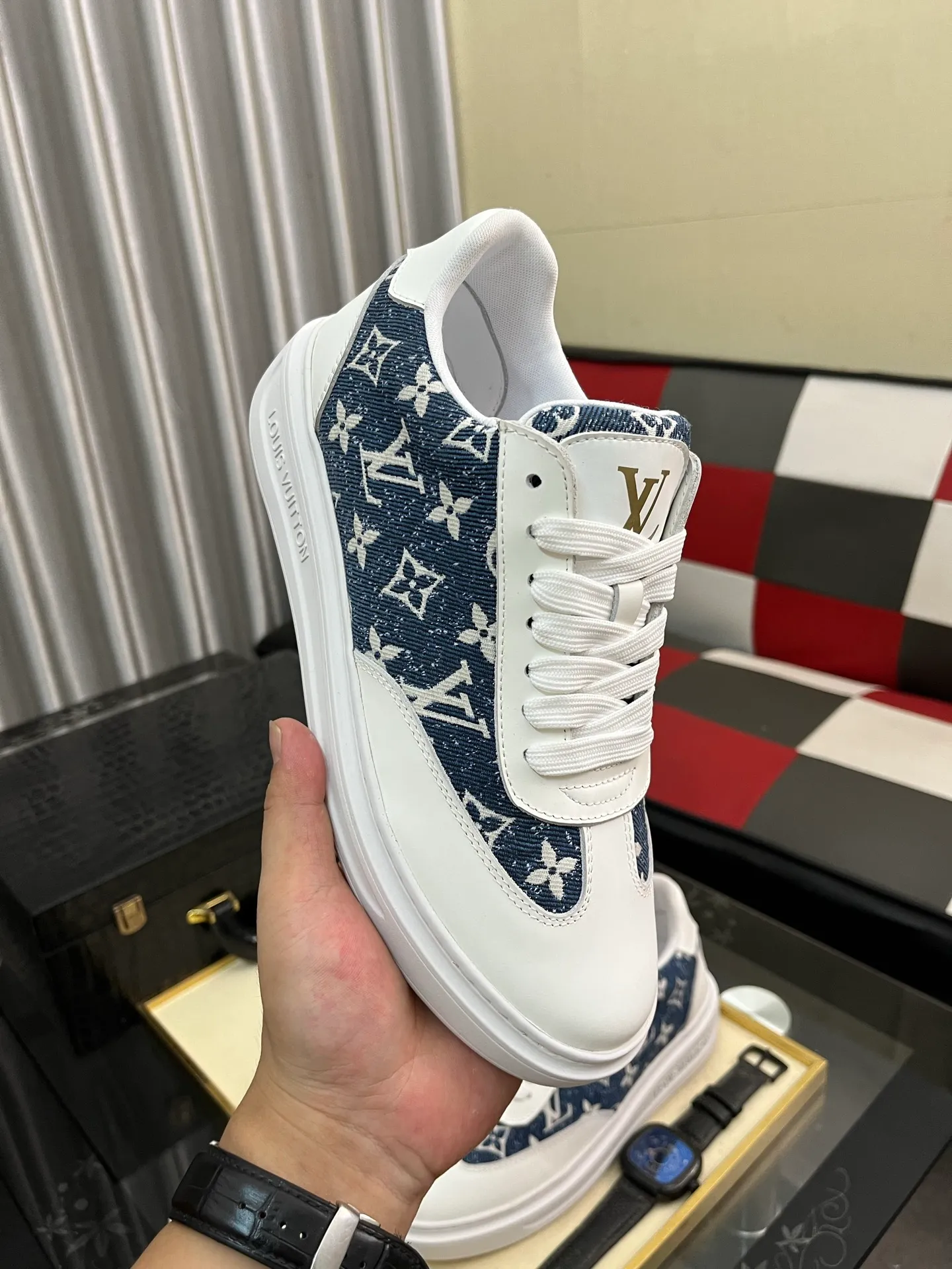 Men's shoes 💰540⌚️⌚️ Louis vuitton/LV Louis Vuitton 》Original quality.~ Unique modern style sneakers. 🏃A must-have casual shoe for trendy men😍😍 Original brand imported from Italy, imported original leather, sheep lining (refuses to discolor and grind feet) Sole: Original sole provided by the original factory, French lazy style design ⚠️Fit to the feet, original quality, super comfortable original sole. Code number: 38-445️⃣Colors available